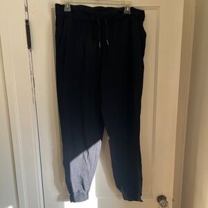 Lululemon joggers with pockets and drawstring